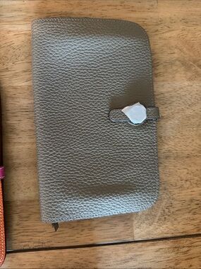 Pebbled Leather Zip Planner Cover in Taupe